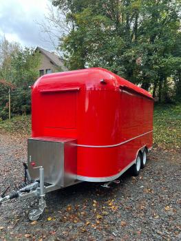 Preview: Glanzvoller Gastronomiecharakter in Rubinrot. Dieser Airstream hat eine Edelstahlausstattung, die sich manche wünschen würden.Die Länge misst 4.50 Meter - ohne Deichsel, Sonderausstattung